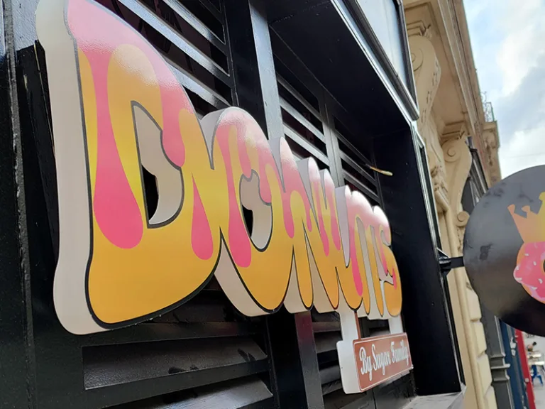 agence graphics enseigne lumineuse bloc led lettre relief royal donuts marseille bouches du rhone sud est lyon bordeaux la seyne sur mer toulouse bayonne tours paris