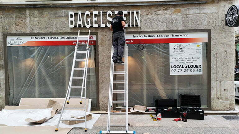 agence graphics fabrication enseignes lumineuses caissons drapeaux lumineux panneaux lumineux vienne niort albi landes biscarrosse