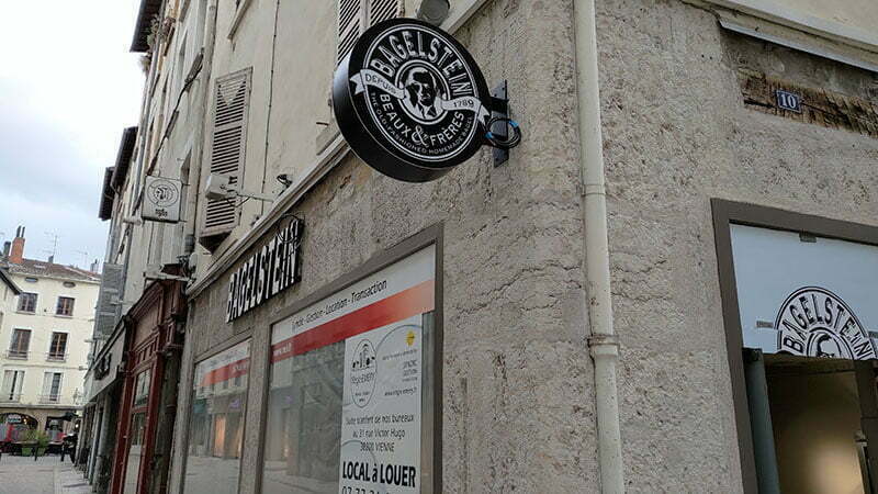 agence graphics fabrication enseignes lumineuses caissons drapeaux lumineux panneaux lumineux