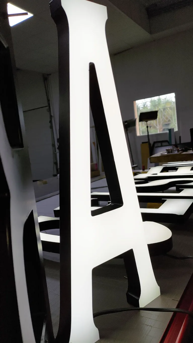 enseignes lumineuses caissons drapeaux lumineux panneaux lumineux bagelstein vienne albi niort landes biscarrosse agence graphics fabrication