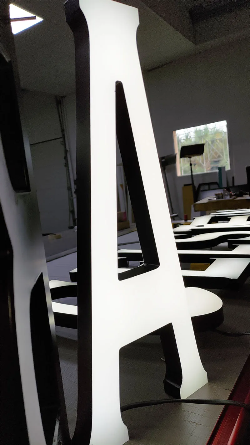 enseignes lumineuses caissons drapeaux lumineux panneaux lumineux bagelstein vienne albi niort landes biscarrosse agence graphics fabrication