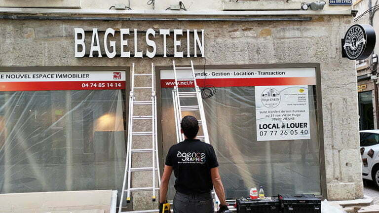 pose fabrication enseignes lumineuses caissons drapeaux lumineux panneaux lumineux vienne bagelstein vienne niort albi aquitaine