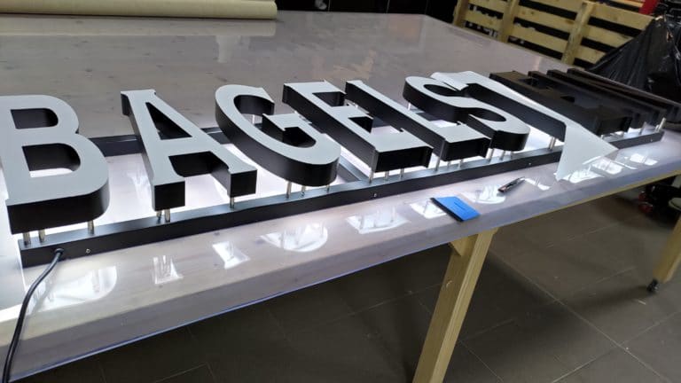 fabrication enseigne lumineuse eclairage arriere bloc led landes bordeaux arcachon merignac niort pau tarbes bayonne mont de marsan