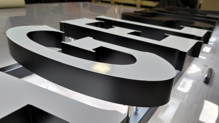 fabrication pose enseigne lumineuse eclairage arriere bloc led landes bordeaux arcachon merignac niort pau bayonne capbreton mimizan biscarrosse