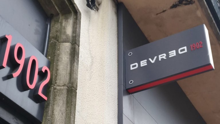 agence-graphics-enseigne-réseaux-franchise-bandeaux-bloc-led-drapeaux-panneau-dibond-devred-france-fabrication-biscarrosse
