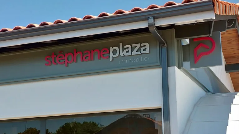 agence-graphics-enseigne-réseaux-franchise-bandeaux-bloc-led-drapeaux-panneau-dibond-immobilier-stephane-plaza-landes-aquitaine-bordeaux-arcachon-mimizan