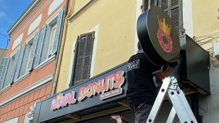 agence-graphics-enseigne-réseaux-franchise-bandeaux-bloc-led-drapeaux-panneau-dibond-royal-donuts-la-seyne-sur-mer-marseille-canne-nice-montpellier