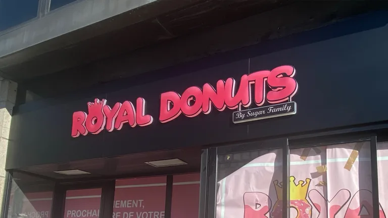 agence-graphics-enseigne-réseaux-franchise-bandeaux-bloc-led-drapeaux-panneau-dibond-vanne-royal-donuts-france