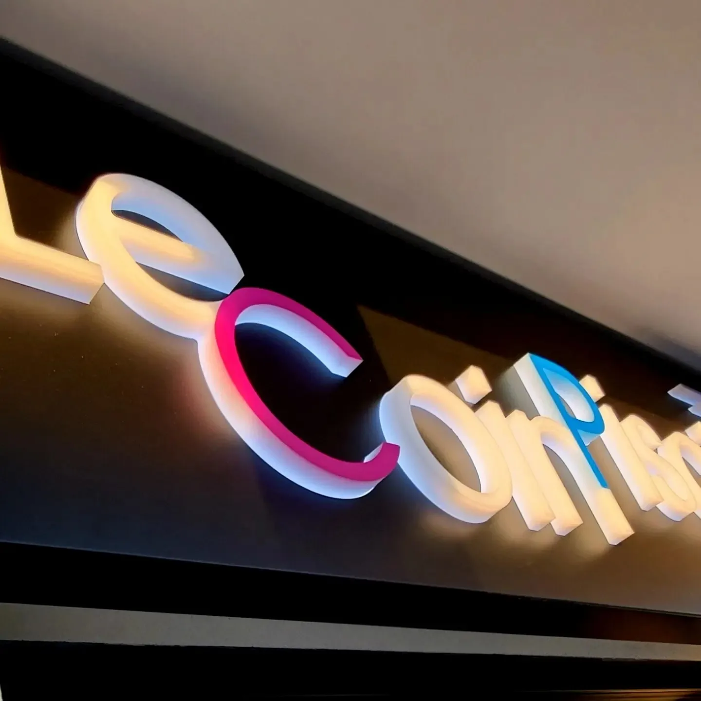 Lire la suite à propos de l’article ENSEIGNE CAISSON LUMINEUX BLOC LED ÉCLAIRAGE FACE ET ARRIÈRE