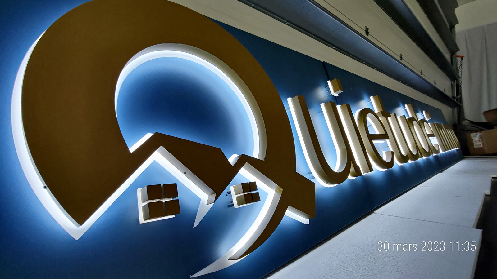 Lire la suite à propos de l’article Enseigne Lumineuse Agence Immobilière Lettres Boitiers réseaux